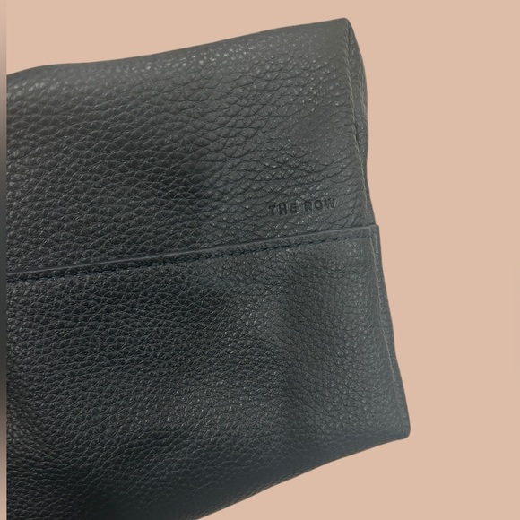 Isa - Classic Black Leather Shoulder Bag - Picture 3 of 7